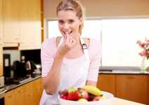 Au placard !, femme dans la cuisine