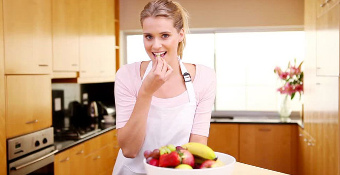 Au placard !, femme dans la cuisine